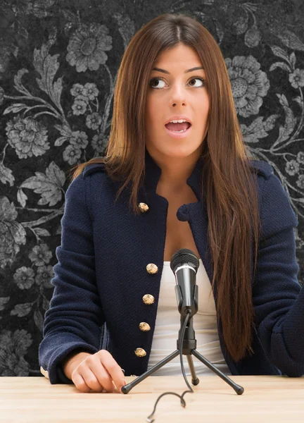Portrait Of A Young Woman Talking On Mike — Stock Photo, Image