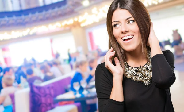 Beautiful young woman smiling — Stock Photo, Image