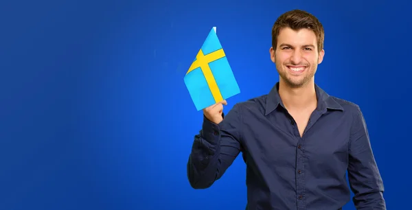 Retrato de um homem segurando bandeira — Fotografia de Stock