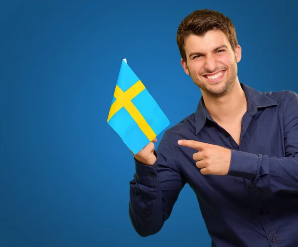 Retrato de um homem segurando bandeira — Fotografia de Stock