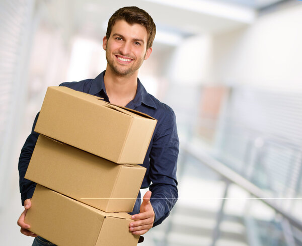 Молодой человек держит стопку карточек
