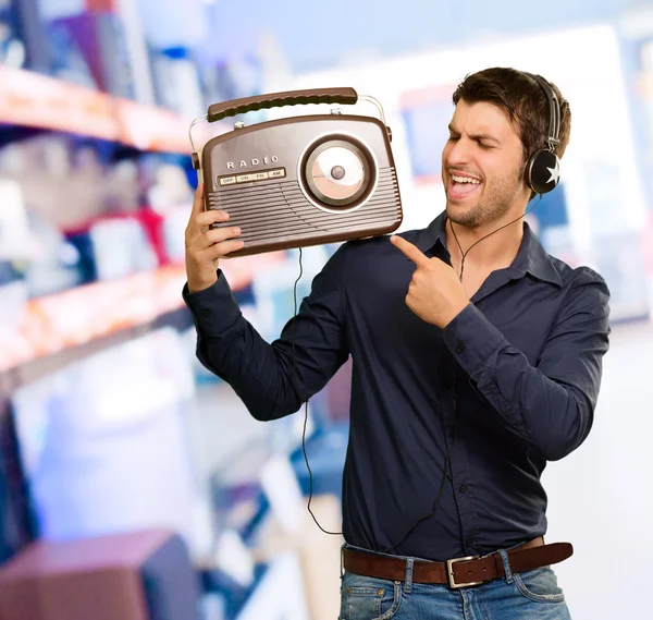 Joven disfrutando de la música — Foto de Stock