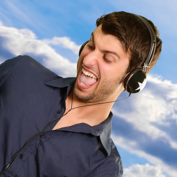 Retrato de un joven escuchando música — Foto de Stock