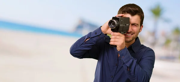 Portret van een jonge man met camera — Stockfoto