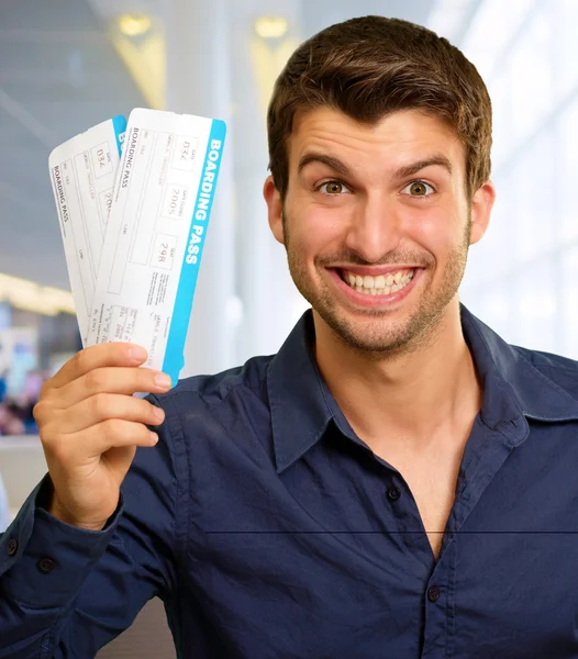 Retrato de un joven sosteniendo tarjeta de embarque —  Fotos de Stock