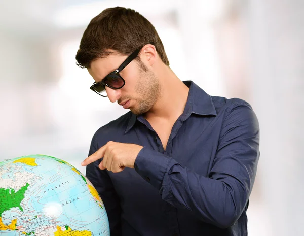 Joven con gafas que muestran el destino —  Fotos de Stock