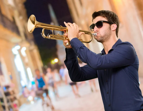 Junger Mann mit Trompete — Stockfoto