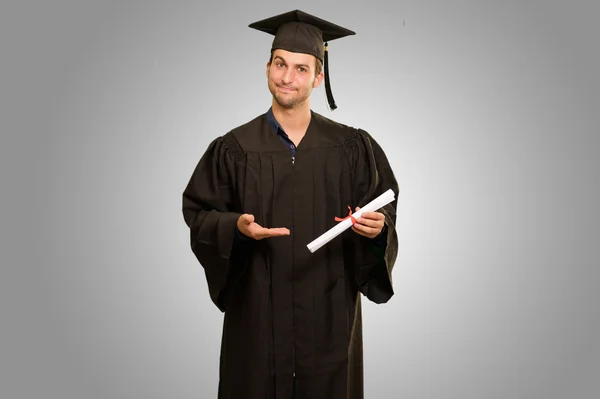 Retrato de joven graduación Hombre Holding Certificate — Foto de Stock