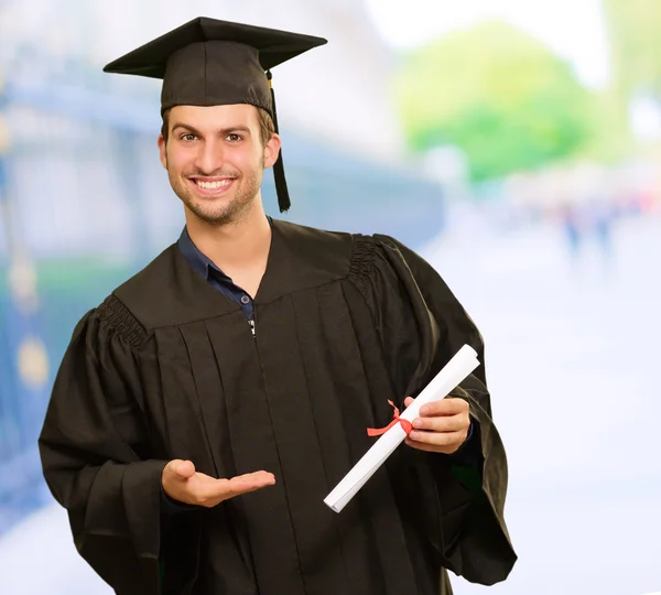 Jonge afstuderen man bedrijf certificaat — Stockfoto