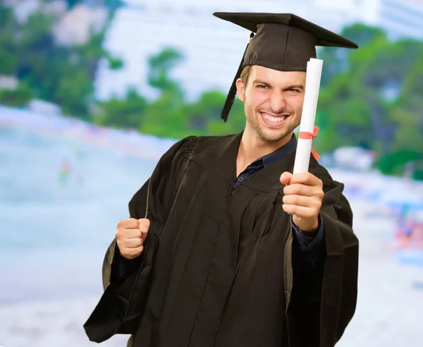 Jovem Graduação Homem Segurando Certificado — Fotografia de Stock