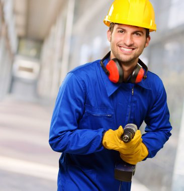 Matkap Makinası ile mutlu mühendis