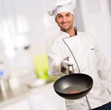 erkek aşçı pan holding portresi