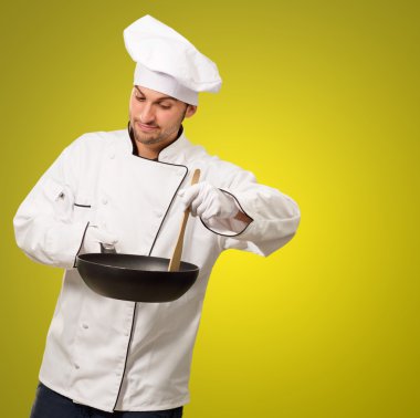 tavada karıştırarak erkek aşçı