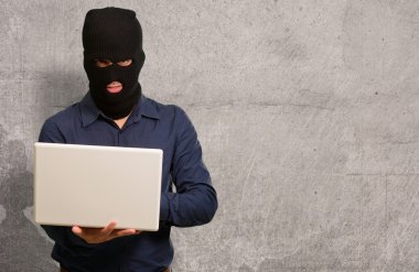 genç erkek hırsız holding laptop