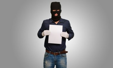 boş bir kağıt gösterilen soyguncu maskeli adam