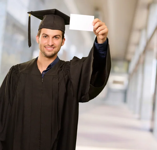 Graduado hombre mostrando placa — Foto de Stock