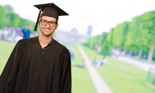 Portret van gelukkig afgestudeerde man — Stockfoto