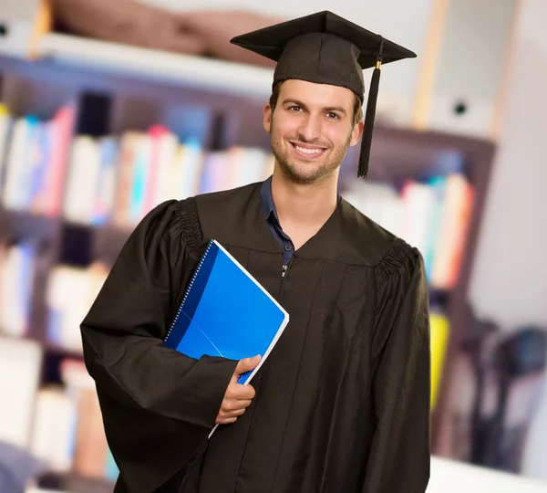 Feliz graduado hombre sosteniendo libro —  Fotos de Stock