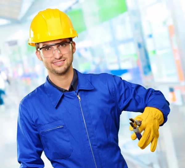 Retrato del ingeniero Holding Plier — Foto de Stock