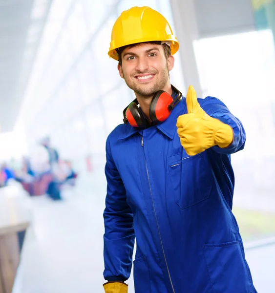 Ingeniero con Pulgar para arriba —  Fotos de Stock