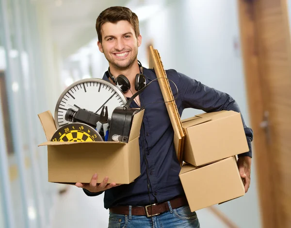 Feliz joven sosteniendo cajas de cartón — Foto de Stock