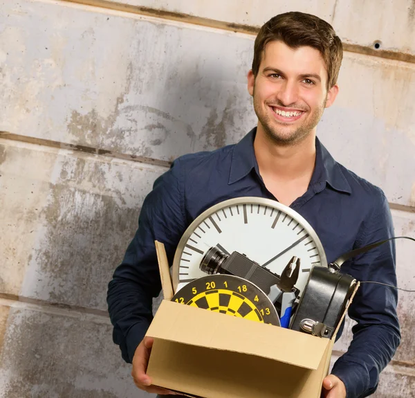 Retrato de hombre feliz sosteniendo caja de cartón —  Fotos de Stock