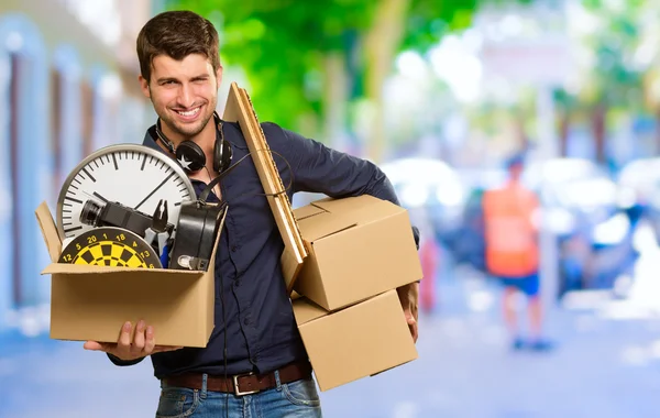 Man Holding caixa de papelão e moldura de imagem — Fotografia de Stock