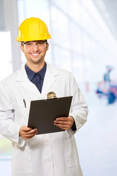 Feliz Arquiteto Masculino Segurando Clipboard — Fotografia de Stock