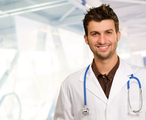 Retrato de médico feliz — Foto de Stock