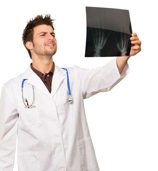 Männlicher Arzt schaut auf Röntgenbild — Stockfoto