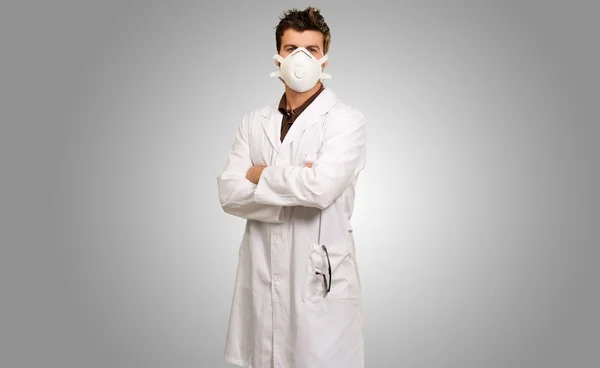 Fiatal orvos visel maszkot kézzel hajtogatott — Stock Fotó