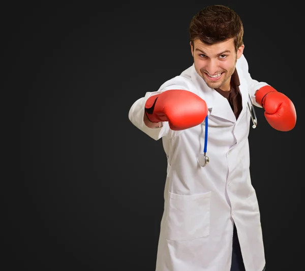 Młody lekarz sobie Rękawice bokserskie — Zdjęcie stockowe