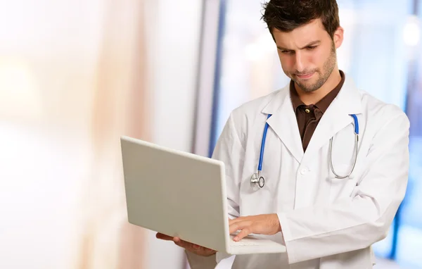 Retrato de Doctor Holding Laptop — Foto de Stock