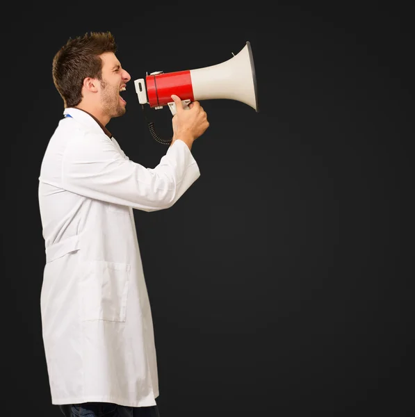 Hombre doctor gritando en megáfono —  Fotos de Stock