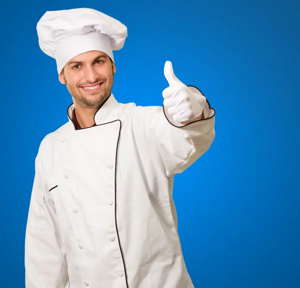 Chef masculino mostrando pulgares hacia arriba signo — Foto de Stock