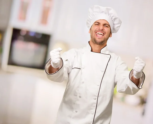 Retrato de feliz chef masculino — Fotografia de Stock