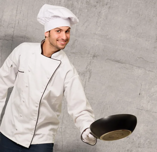 Portret van mannelijke chef-kok houden pan — Stockfoto