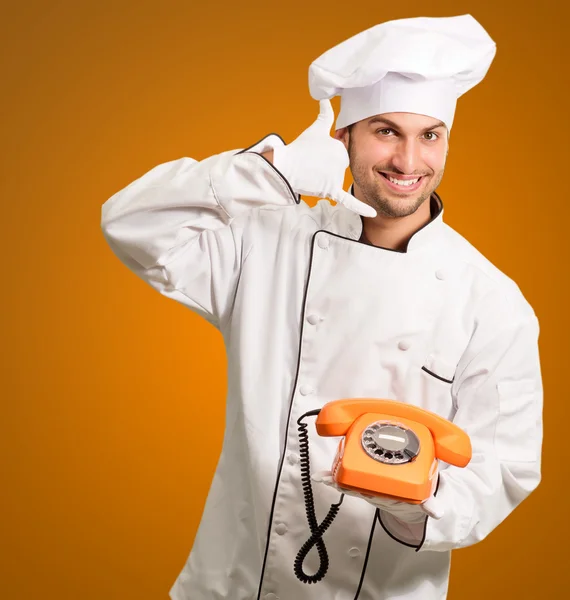 Mutlu erkek aşçı holding telefon — Stok fotoğraf