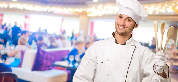 Chef masculino sosteniendo cucharas de madera Gestos — Foto de Stock