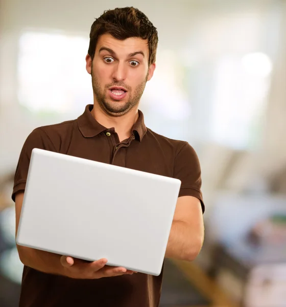 Portret van een jongeman die op een laptop werkt — Stockfoto