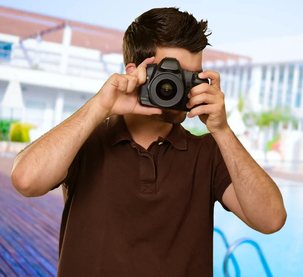 Retrato de un joven capturando fotos —  Fotos de Stock