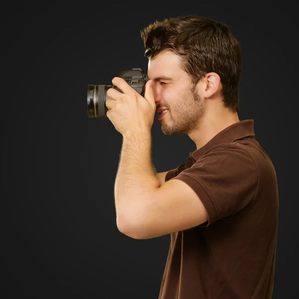 Retrato de un joven capturando fotos —  Fotos de Stock