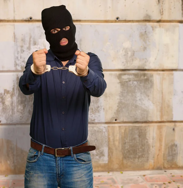 Wütender Verbrecher in Handschellen eingesperrt — Stockfoto