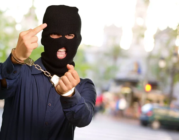 Arg kriminell man låst i handbojor — Stockfoto