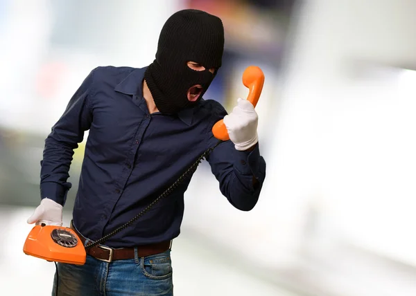 Hombre ladrón gritando por teléfono — Foto de Stock