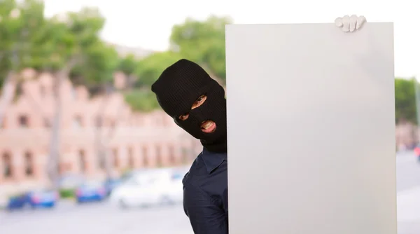 Inbreker man bedrijf leeg plakkaat — Stockfoto