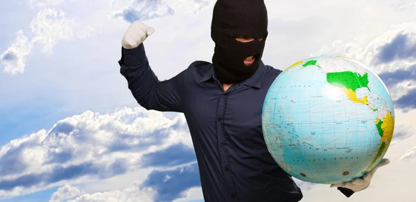 Einbrecher schlägt auf Globus ein — Stockfoto