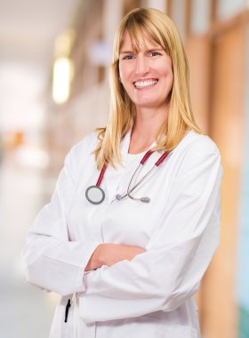 Mutlu kadın doktor portresi