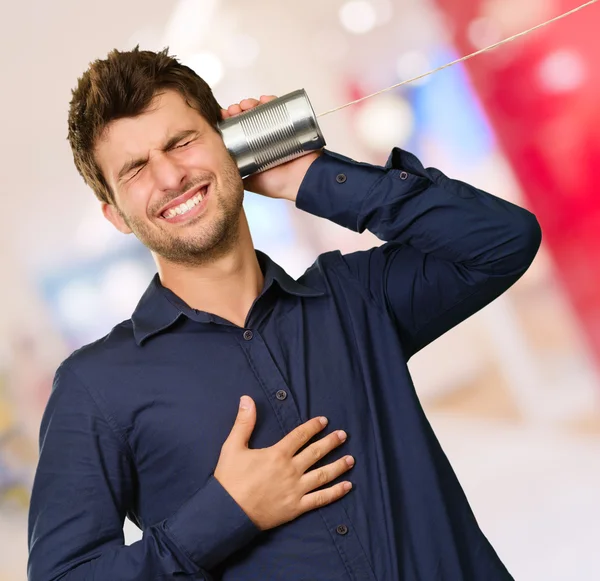 genç adam--dan el hareketi teneke kutu-e doğru telefon dinleme