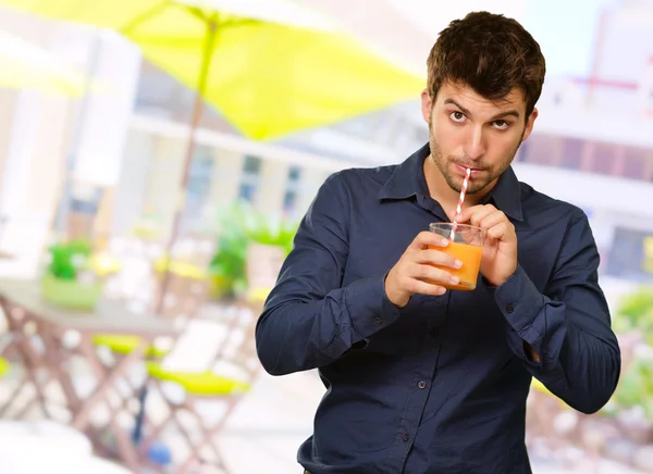 Jonge man drinken van SAP — Stockfoto